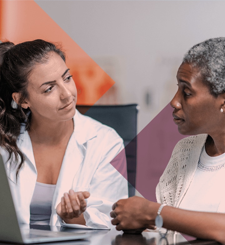 Un médecin explique à sa patiente les différentes méthodes de dépistage du cancer du sein